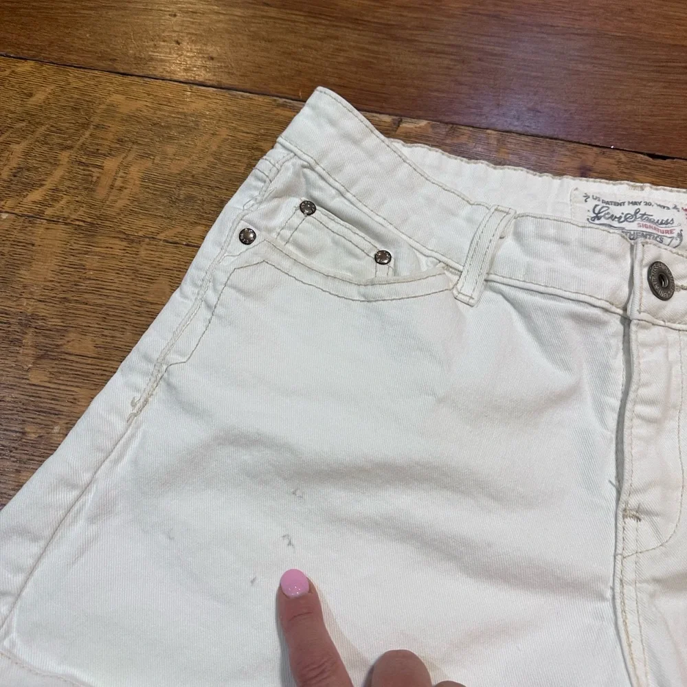 Levi’s‎ women’s Denium shorts white stretch sz 12